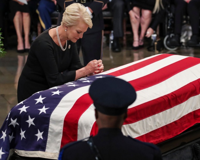 Сенатор Джон Маккейн бе погребан във Военноморската академия в Анаполис, в щата Мериленд