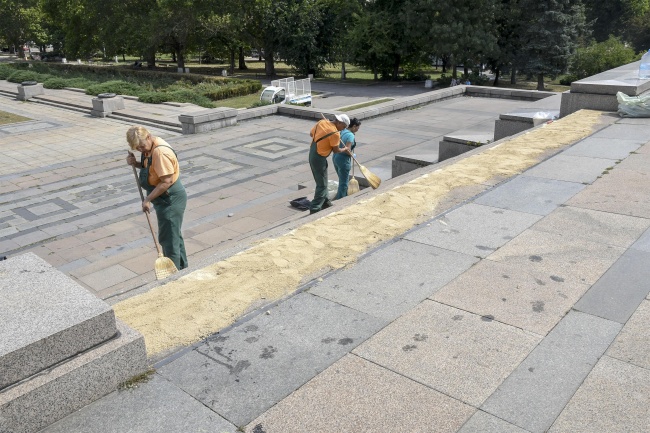 Паметникът на Съветската армия в София осъмна залят с блажна боя