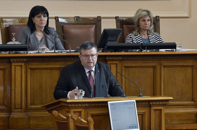 Валентин Радев и Сотир Цацаров бяха изслушани в парламента