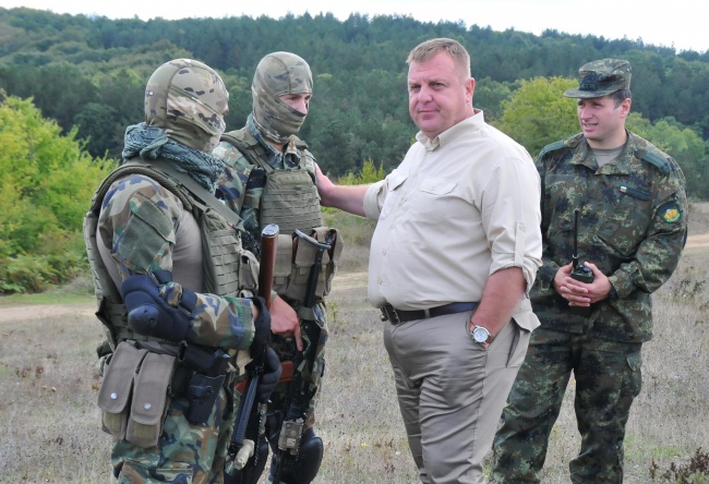 Каракачанов инспектира оперативната база на 68-ма бригада 