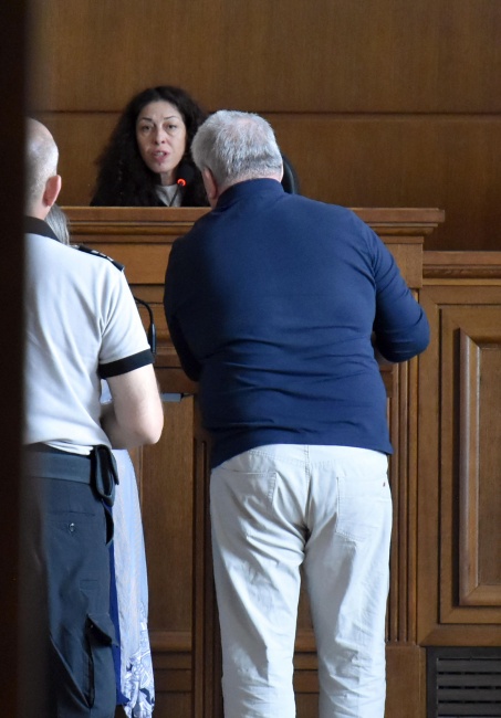  Британският педофил Колин Такър нападна новинарски екип в съда