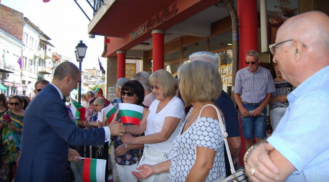 Цветанов се включи в празничното шествие от крепостта Царевец до паметника „Майка България” в центъра на Търново