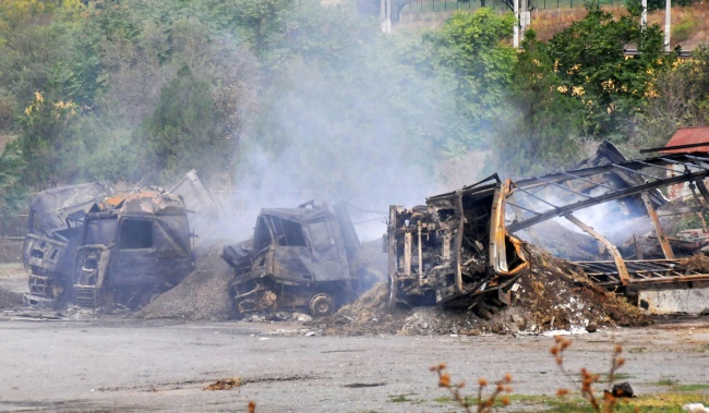 Пет тира са изгорели напълно при пожар тази нощ в Айтос 