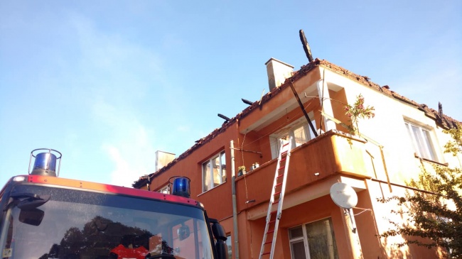 Пожар пламна в жилищен блок в Божурище