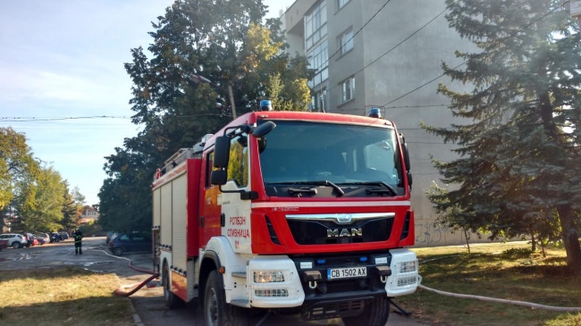 Пожар пламна в жилищен блок в Божурище