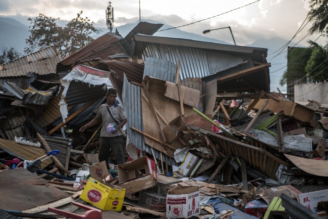 Опустошително земетресение и цунами удариха индонезийския остров Сулавеси