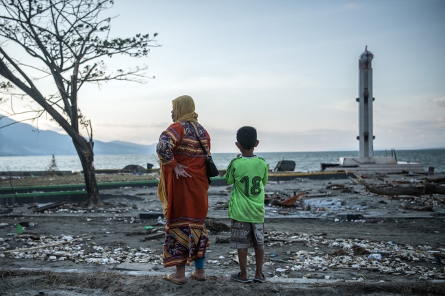 Опустошително земетресение и цунами удариха индонезийския остров Сулавеси