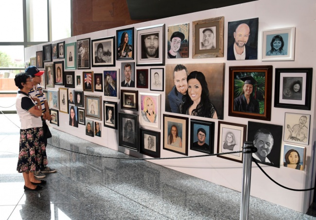 Стотици почетоха паметта на 58-те жертви на стрелбата в Лас Вегас преди година