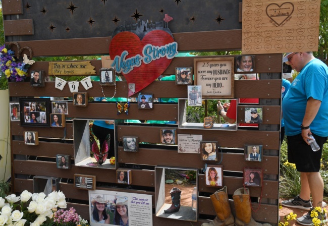 Стотици почетоха паметта на 58-те жертви на стрелбата в Лас Вегас преди година