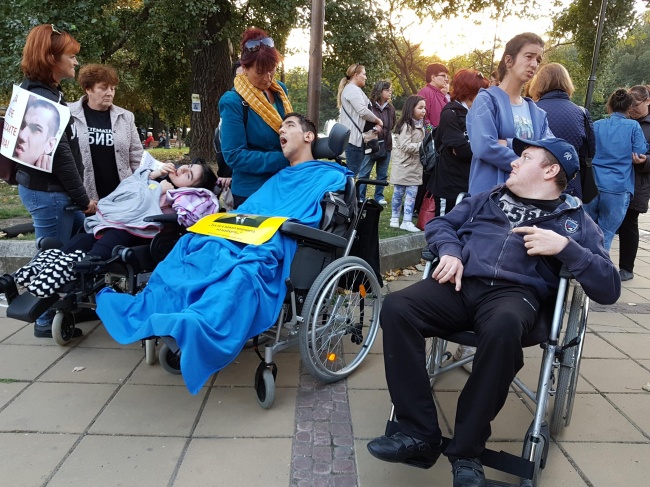 Майките на деца с увреждания отново излязоха на протест