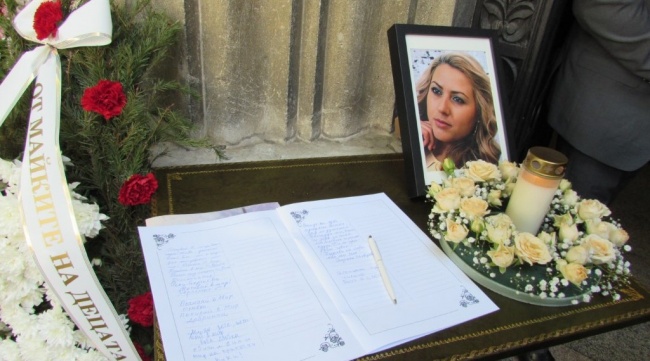 Русе се сбогува с жестоко убитата Виктория Маринова