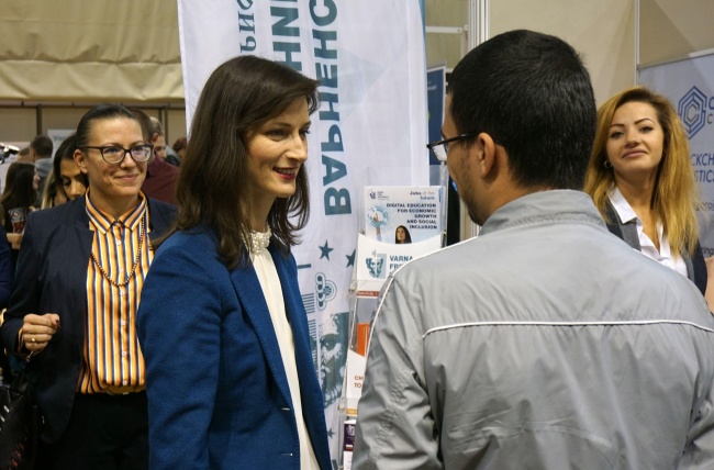 Евродепутатът Мария Габриел откри високотехнологична конференция във Варна