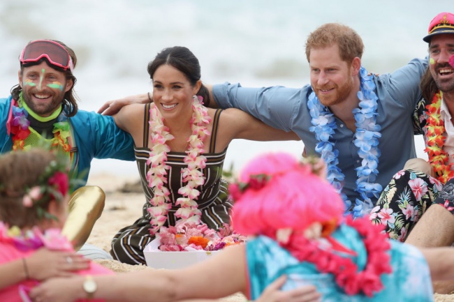 Херцозите на Съсекс стъпиха боси на известния австралийски плаж Бондай бийч 