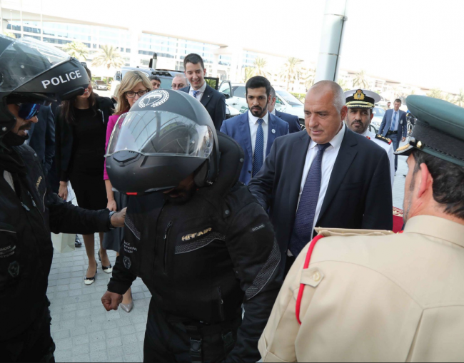 Бойко Борисов се запозна с полицейската техника в Дубай