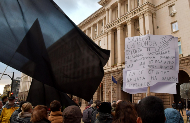 Трети ден протест с искане за оставката на Валери Симеонов 