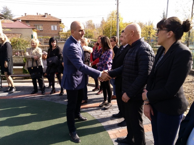 Цветанов присъства на откриването на нова спортна площадка в Пещера