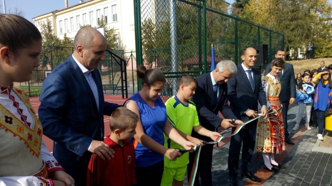 Цветанов присъства на откриването на нова спортна площадка в Пещера