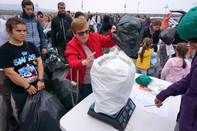 Стотици варненци на опашка за предаване пластмасови отпадъци