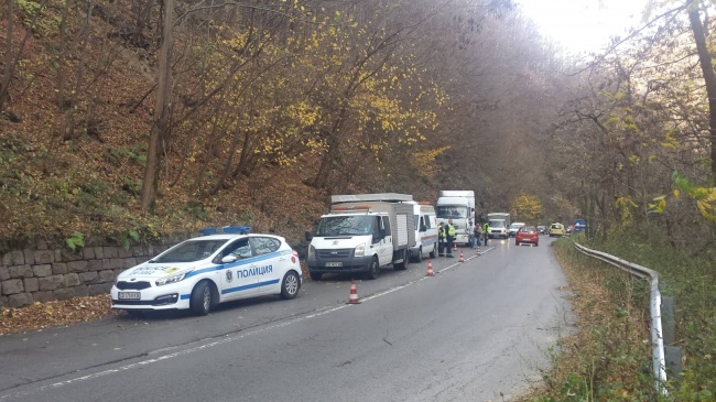 Автобус и циментовоз се удариха челно на пътя София-Самоков