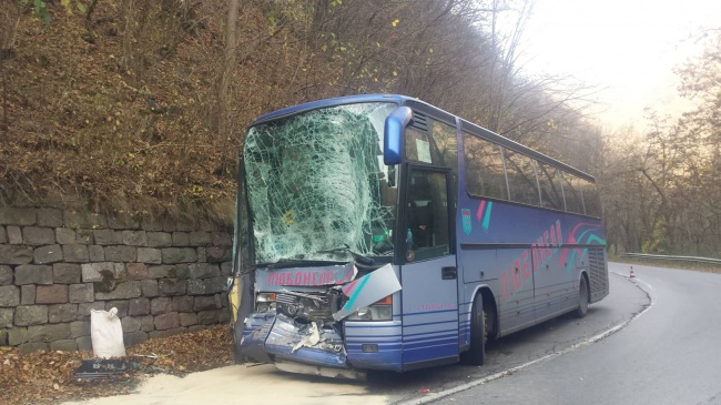 Автобус и циментовоз се удариха челно на пътя София-Самоков