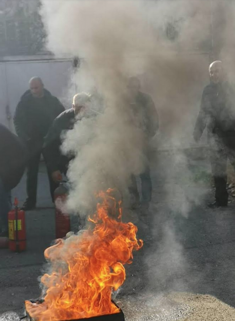 Обучение във ВМА: Шофьори тренираха гасене на пожар в линейка