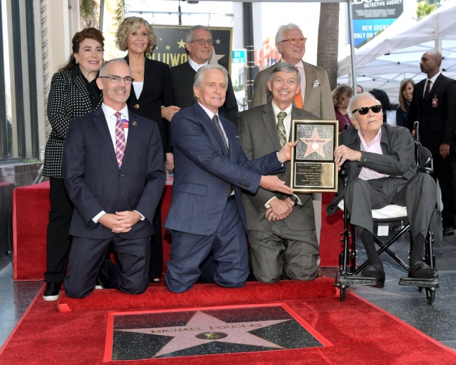  Майкъл Дъглас получи звезда на Алеята на славата в Холивуд 