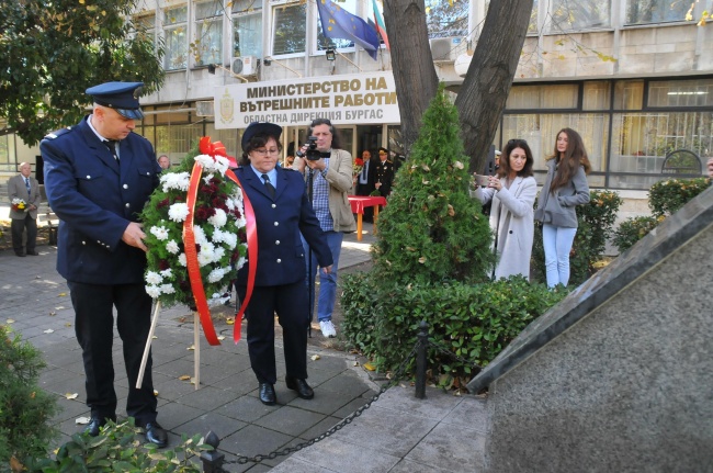  Спецполицаи с демонстрация в бургаско училище за професионалния си празник