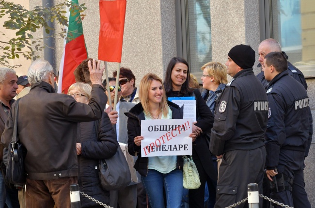  Чепеларци протестират с родопска гайда пред ВСС