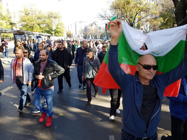 Стотици на протест във Варна