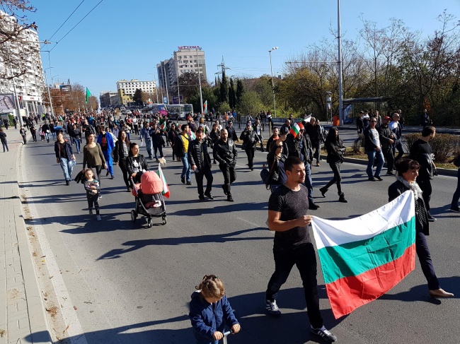 Стотици на протест във Варна