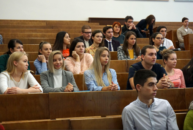 Вицепрезидентът Илияна Йотова се срещна с варненски студенти 