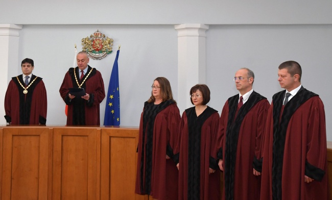  Новите членове на Конституционния съд положиха клетва