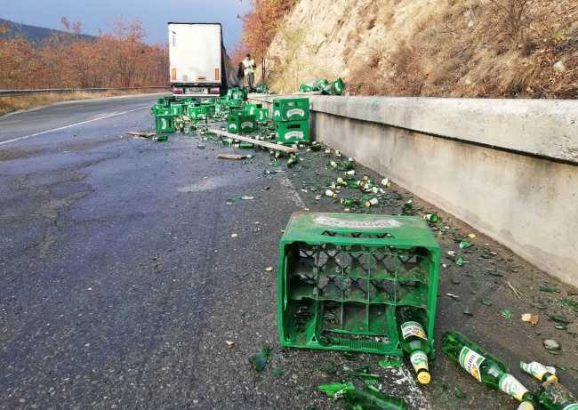   Камион разсипа каси с бира на пътя Симитли - Банско