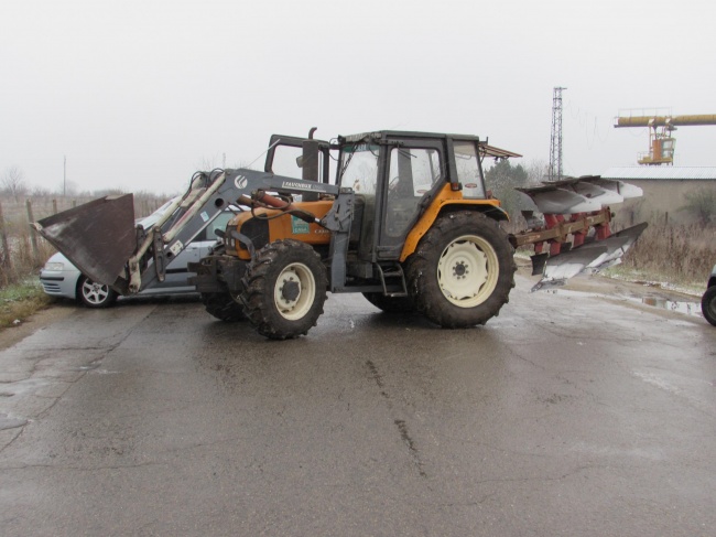 Автомобили и селскостопанска техника затвориха пътя Русе-Кубрат