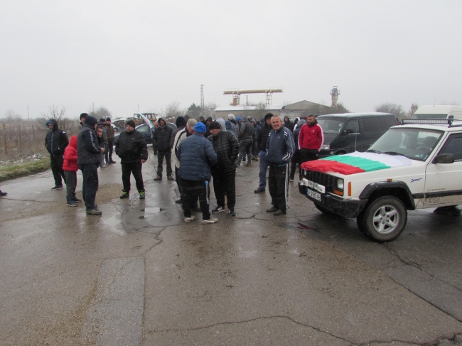 Автомобили и селскостопанска техника затвориха пътя Русе-Кубрат