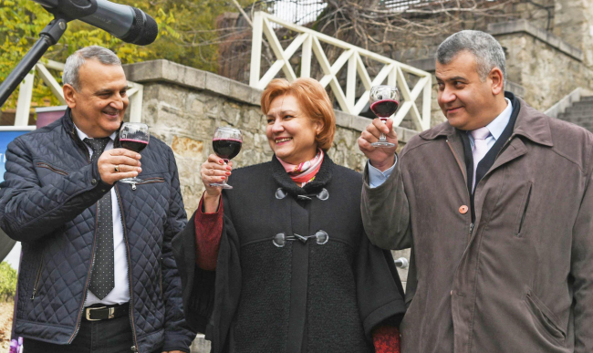 Менда Стоянова отвори първата бъчва с младо вино в Пловдив