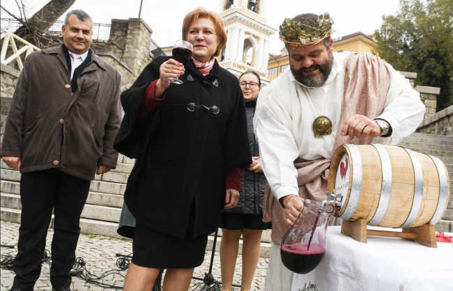 Менда Стоянова отвори първата бъчва с младо вино в Пловдив