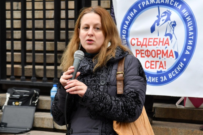 Протест в подкрепа на Десислава Иванчева затапи движението в центъра на София