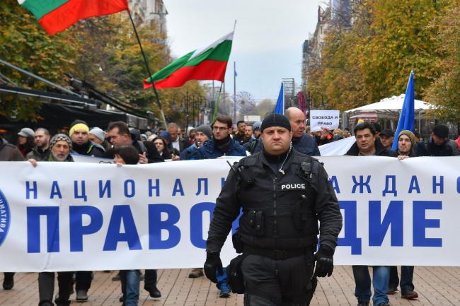 Протест в подкрепа на Десислава Иванчева затапи движението в центъра на София