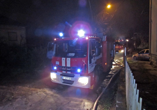 Възрастен мъж загина при пожар в дома си тази нощ в Русе