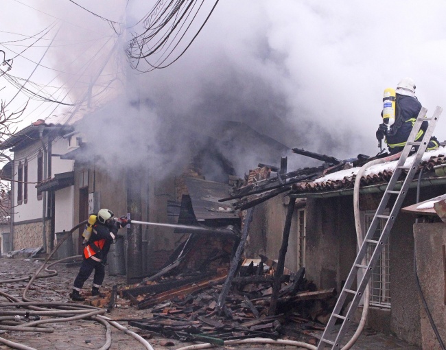 Голям пожар унищожи четири къщи във Велико Търново