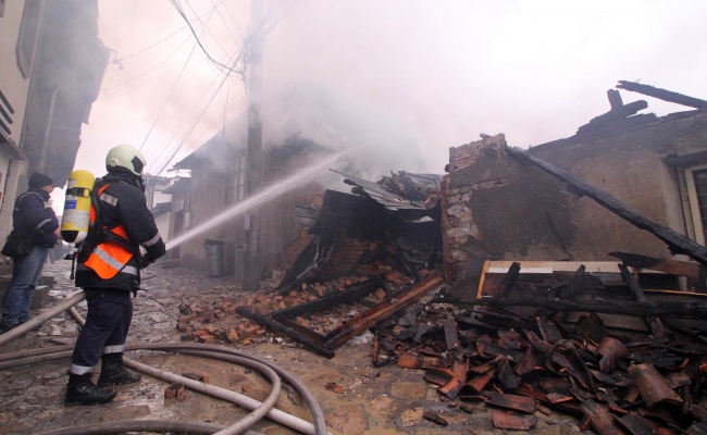 Голям пожар унищожи четири къщи във Велико Търново