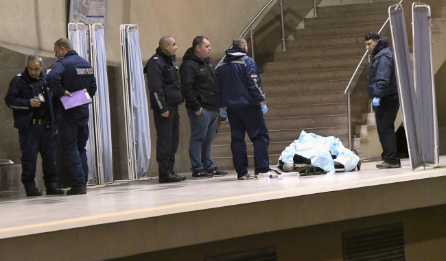 Мъж почина на перон в метрото (снимки 18+)