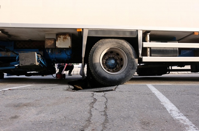  Камион пропадна в шахта на паркинг в Благоевград