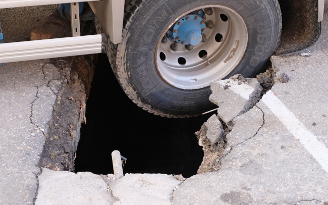  Камион пропадна в шахта на паркинг в Благоевград