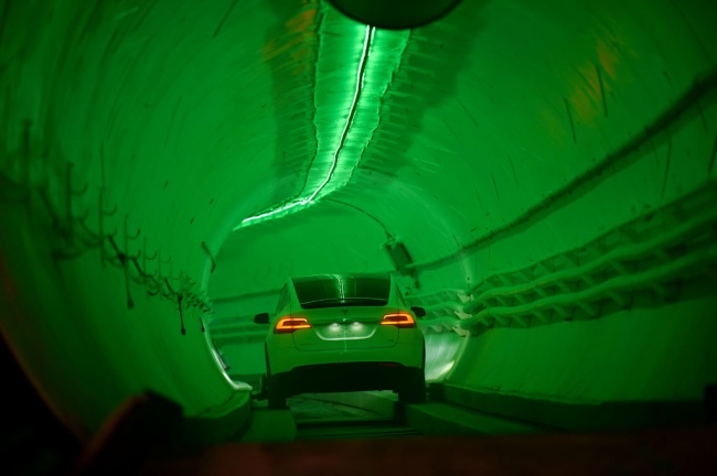 Илон Мъск пусна първия тунел за свръхбърз транспорт