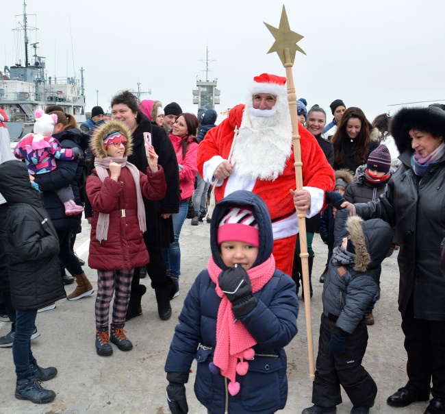 Дядо Коледа пристигна с боен хеликоптер във Варна
