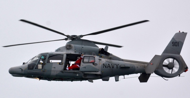 Дядо Коледа пристигна с боен хеликоптер във Варна
