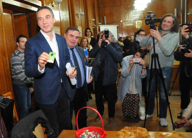 Късметите от новогодишната баница обрекоха кмета на Бургас на любов