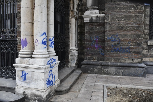 Надраскаха с графити църквата 